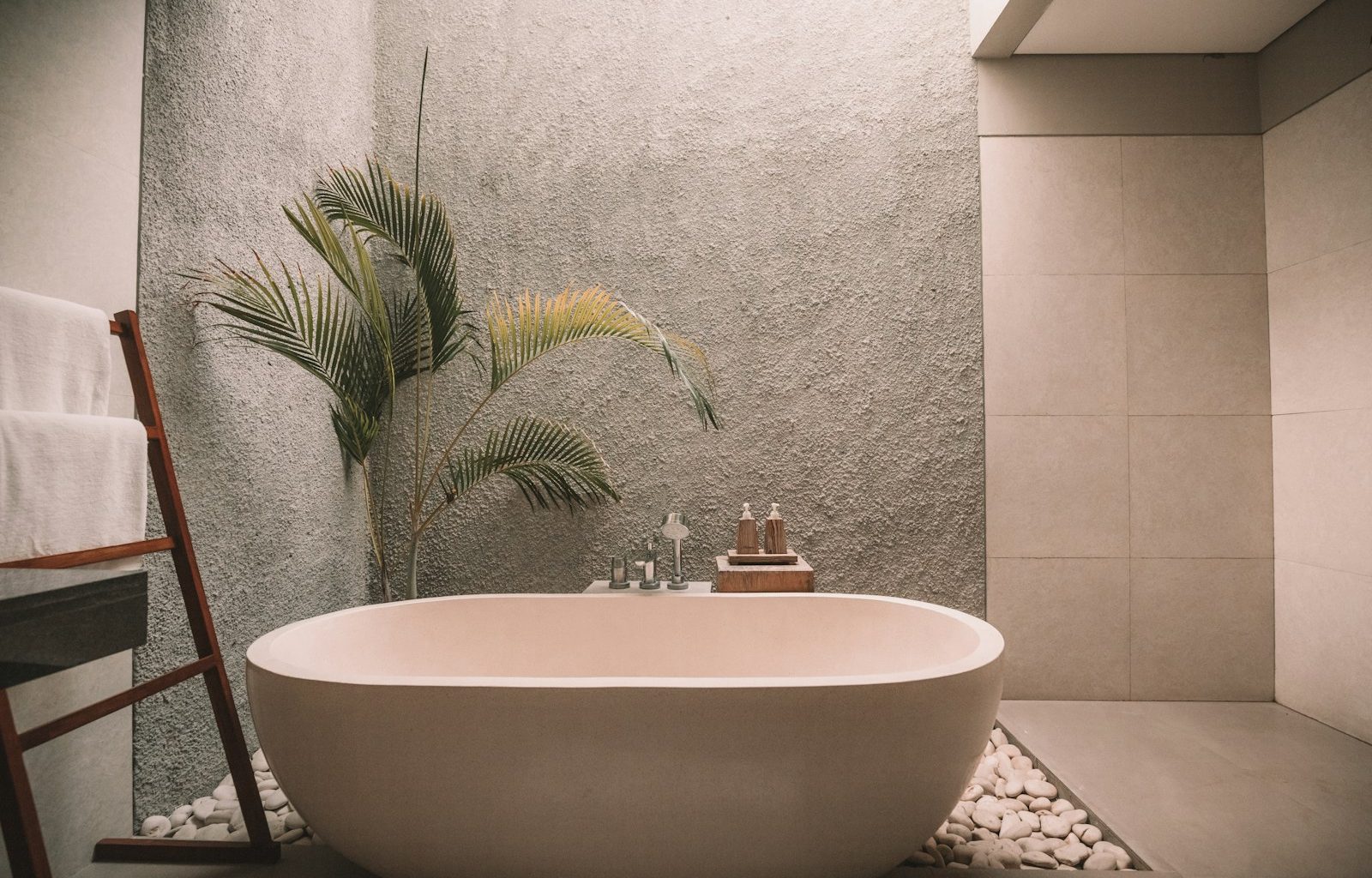 white ceramic bathtub