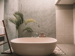 white ceramic bathtub