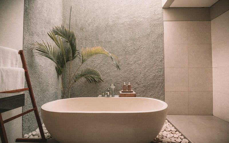 white ceramic bathtub